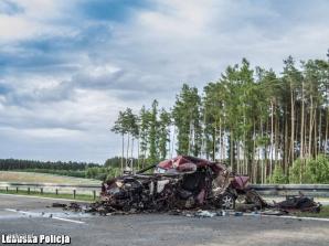 Jazda pod prąd zakończona tragedią. Policjanci ustalają przyczyny wypadku