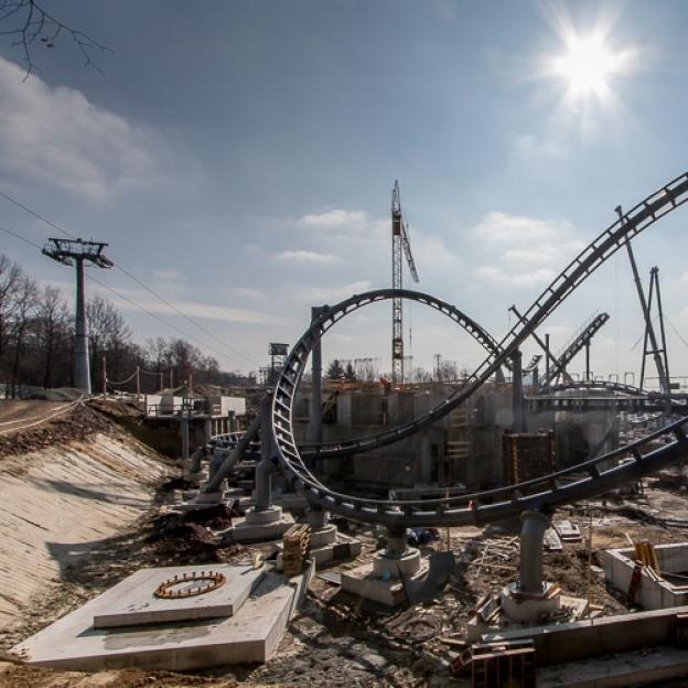 [VIDEO] Śląskie: Rollercoaster na finiszu. Tor rollercoastera będzie miał długość 908 m z 4 inwersjami na trasie, a maksymalna prędkość, jaką osiągnie wagonik, to aż 95 km/h